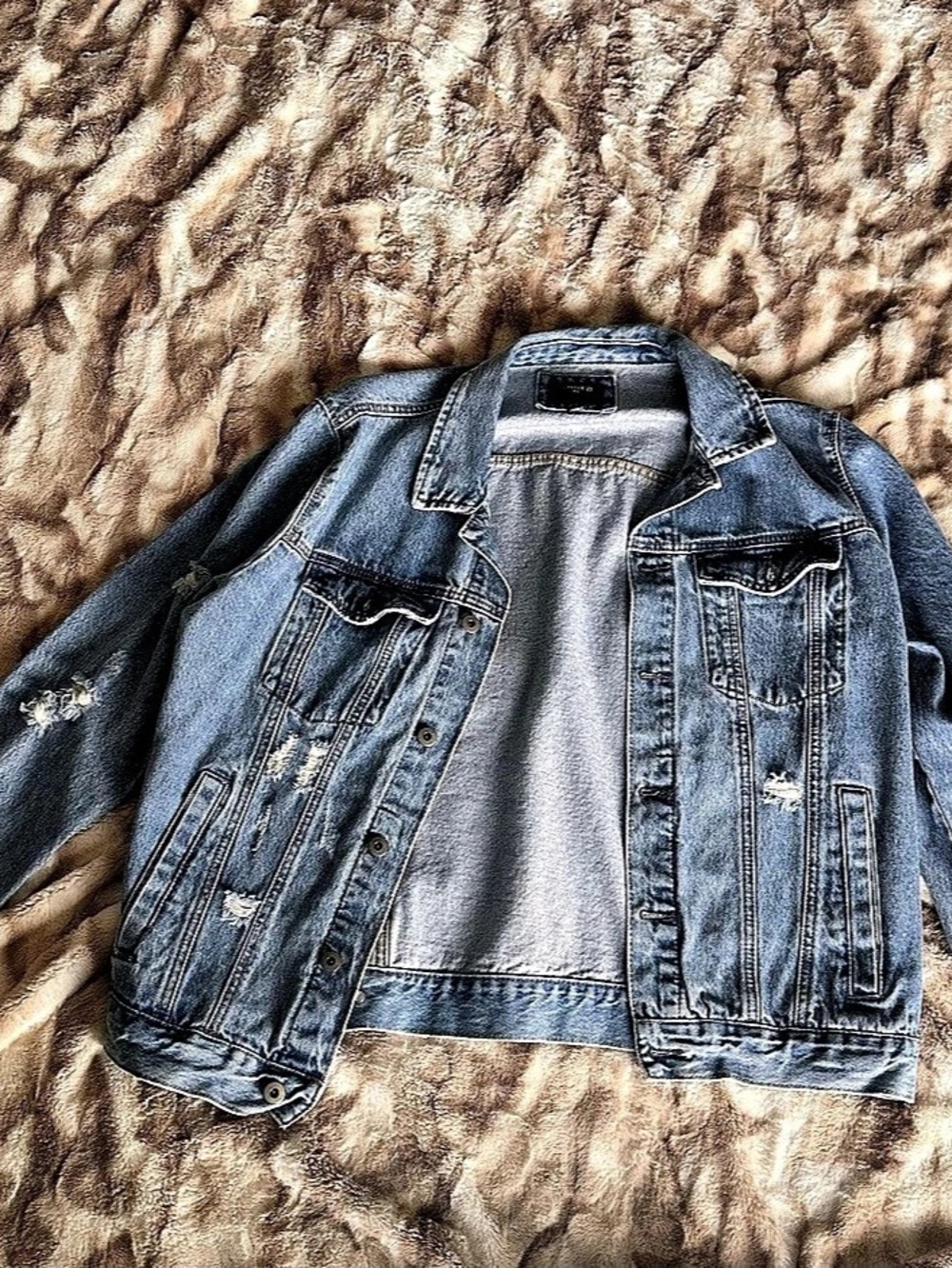 Forever 21 Distressed Denim Jacket Size Medium